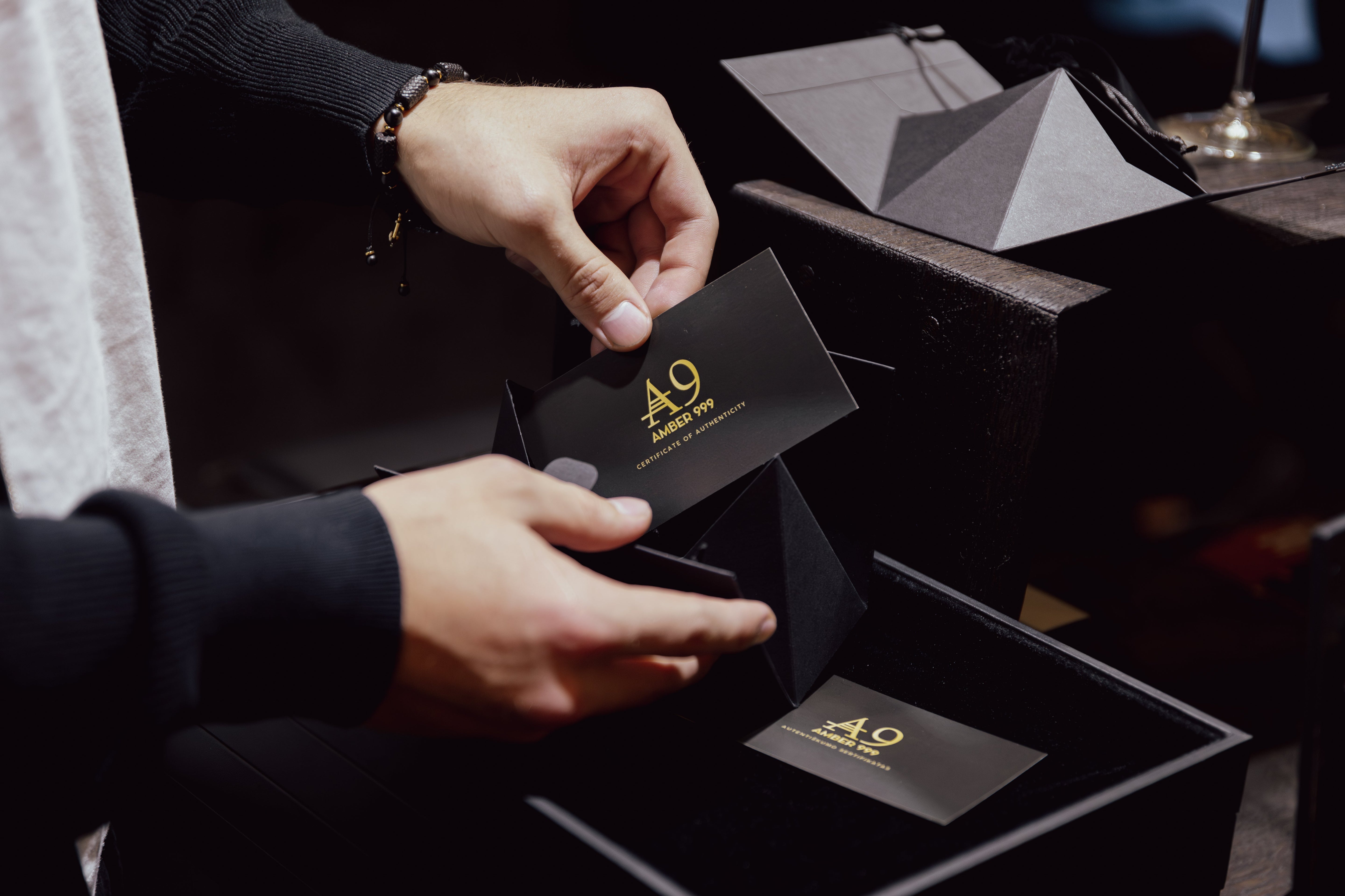 5 LUXURIOUS GIFT IDEAS – THE AMBER999 BLACK AMBER COLLECTION