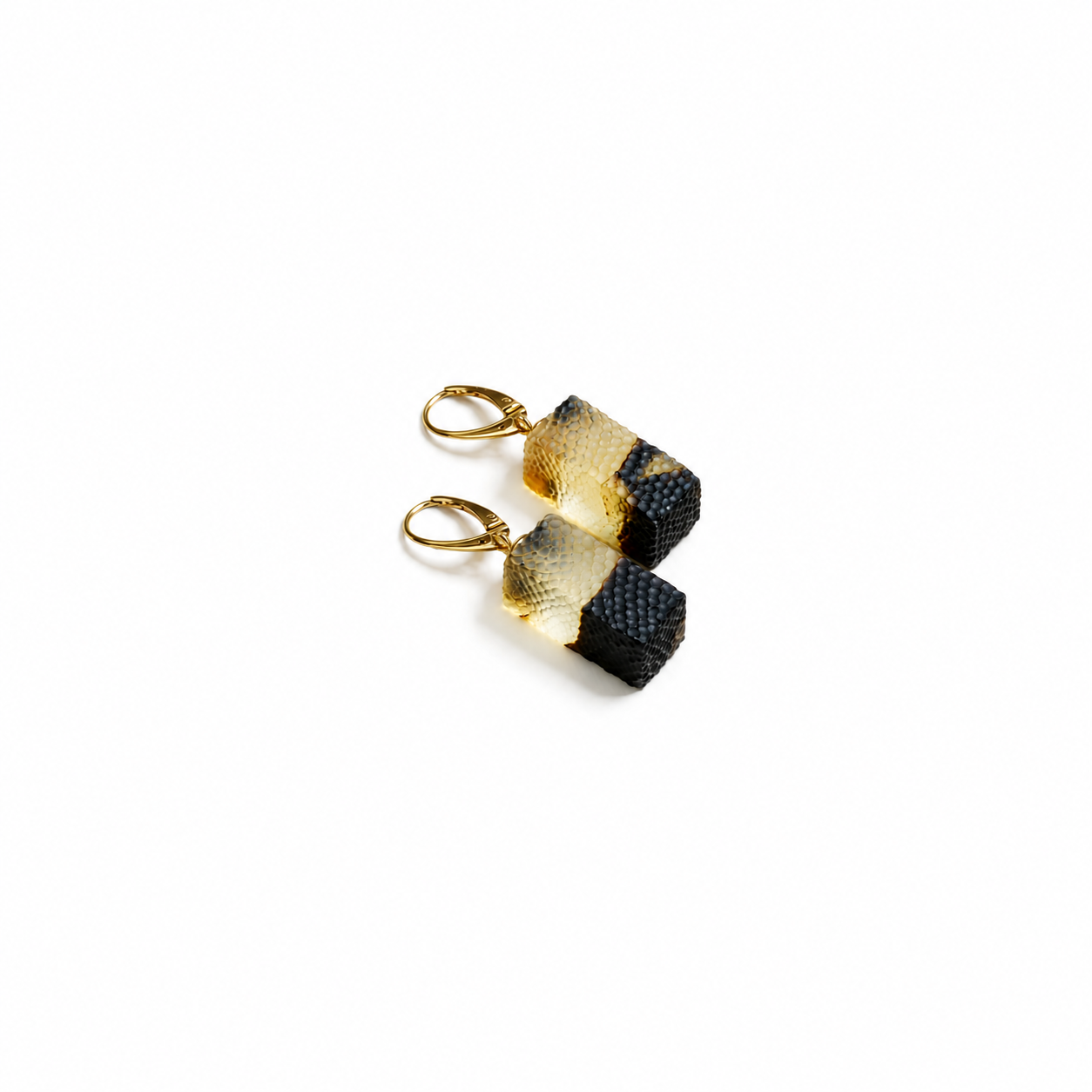 Céline Baltic amber drop earrings in black and honey amber — handcrafted in Lithuania by AMBER999 — Baltijos gintaro papuošalai, rankų darbas Lietuvoje